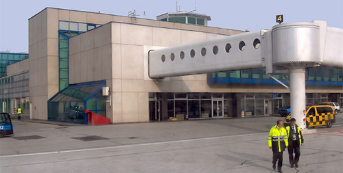 Terminal of the Sarajevo Airport. Photo: Danorton, https://ru.wikipedia.org/wiki/%D0%A1%D0%B0%D1%80%D0%B0%D0%B5%D0%B2%D0%BE_(%D0%B0%D1%8D%D1%80%D0%BE%D0%BF%D0%BE%D1%80%D1%82)#mediaviewer/%D0%A4%D0%B0%D0%B9%D0%BB:SarajevoAirport4.jpg