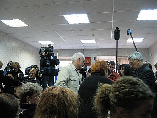 During the trial on Chechen president's suit against the leader of Human rights center "Memorial" Oleg Orlov (on the right), October 6, 2009, Moscow. Photo by the "Caucasian Knot"