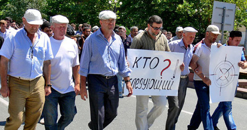 Funeral procession in connection with the murder of journalist Akhmednabi Akhmednabiev. Makhachkala, July 9, 2013. Photo by Patimat Makhmudova for the ‘Caucasian Knot’.