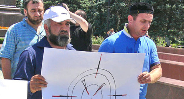 Participants of the funeral procession in connection with the murder of journalist Akhmednabi Akhmednabiev. Makhachkala, July 9, 2013. Photo by Patimat Makhmudova for the ‘Caucasian Knot’.