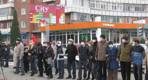 Vladikavkaz, "Stop, Electrozync" campaign participants' human chain. Photo by the "Caucasian Knot"