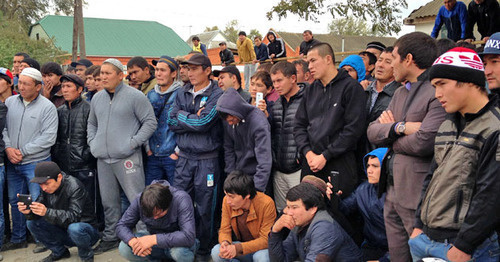 Protest action demanding to punish the persons responsible for the death of Eradil Asanov. Village of Terekli-Mekteb, October 8. 2014. Photo by Patimat Makhmudova for the ‘Caucasian Knot’. 