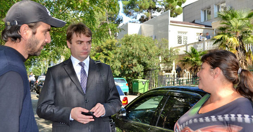 Mardiros Demerchyan and his wife talking to their advocate Alexander Popkov (in the centre). Photo by Svetlana Kravchenko for the ‘Caucasian Knot’. 