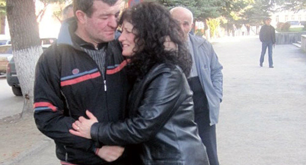 Vladimir Yeloev and his sister. After the release. December 2, 2009. Photo by the "Caucasian Knot"