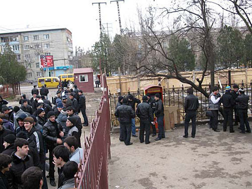 Students of the Technical University of Dagestan remonstrate against illegal development of public green space. Makhachkala, December 21, 2009. Photo by the "Caucasian Knot"