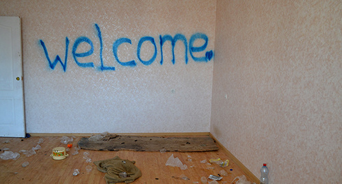 Inscriptions in the house of cottage settlement for Olympic resettlers. Photo by Svetlana Kravchenko for the ‘Caucasian Knot’. 