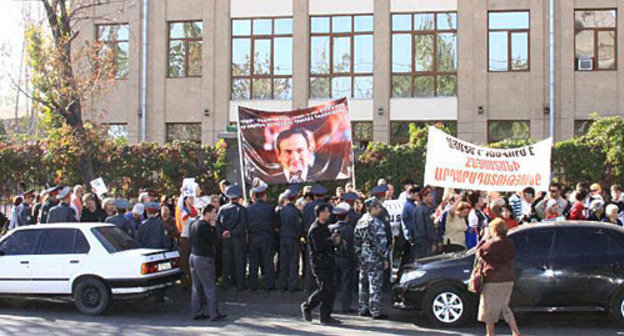 Picket of Erevan community "Shengavit" next to the court of general jurisdiction house, during the trial concerning opposition activist, the "Armenian time" chief editor Nikolay Pashinyan. Erevan, October 21, 2009. Photo by the "Caucasian Knot"