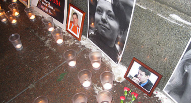 Picket in memory of S.Markelov (from the right) and A.Baburova (the second picture from the right). Moscow, Chistoprudny boulevard, January 19, 2010. Photo by the "Caucasian Knot"