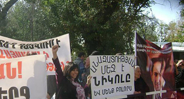 Picket of Erevan community "Shengavit" next to the court of general jurisdiction house, during the trial concerning opposition activist, the "Armenian time" chief editor Nikolay Pashinyan. Erevan, October 21, 2009. Photo by the "Caucasian Knot"