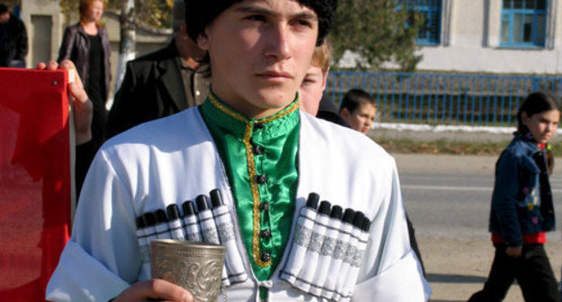 A Circassian wearing a national costume. Karachai-Cherkess, Habez aul, Habez recreation center opening day. Photo by the "Caucasian Knot"