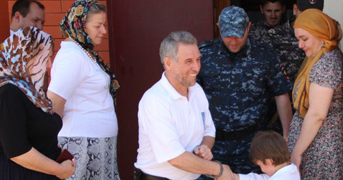 Ruslan Kutaev being escorted from the court building in Urus-Martan. Photo by Magomed Magomedov for the "Caucasian Knot".