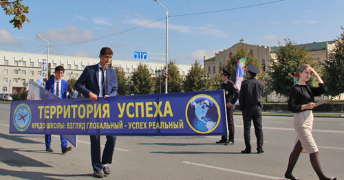 Senior pupils in the streets of Grozny. Photo by Akhmed Aldibirov for the "Caucasian Knot"