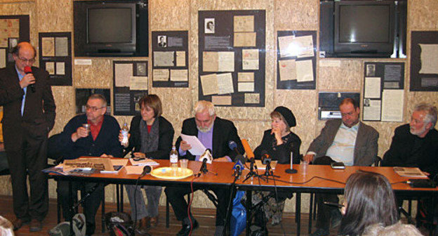 The Andrey Sakharov Award "For the journalism as an action", 2008. Moscow, the Andrey Sakharov Museum and Public center. Panel of judges from left to right: Y.V.Samodurov, B.V.Dubin, Pilar Bonet ("El Pais" correspondent in Russia), A.K.Simonov, E.N.Goryukhina, A.B.Pankin ("Strategy and practice of publishing" cheif editor), Peter Vins - the award founder. Photo by "Caucasian Knot".