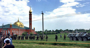 Police cordons off the Nasyr-Kort mosque. Ingushetia, June 5, 2015. Screenshot from the video posted by the ‘Caucasian Knot’. 