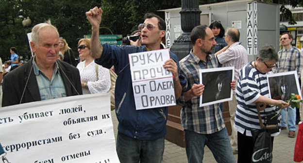 Political ralley in memory of murdered activist Natalya Estemirova. Moscow, Novopushkinsky square, July 23, 2009. Photo by the "Caucasian Knot"