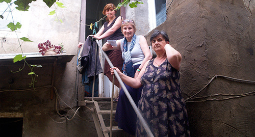 Tamar Djikiya (on the lower steps), owner of the household located in Svanidze Street. She doesn't stay there for the night, just came to collect her remaining belongings. Photo by Beslan Kmuzov for the "Caucasian Knot"