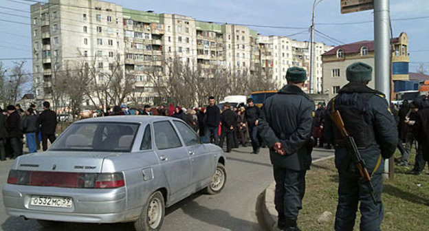 Dagestan, Makhachkala. The prospect blocked by inhabitants of neighbouring multistoried buildings who protest against regular power and water outage. February 16, 2010. Photo by the "Caucasian Knot"