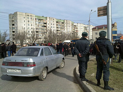 Dagestan, Makhachkala. The prospect blocked by inhabitants of neighbouring multistoried buildings who protest against regular power and water outage. February 16, 2010. Photo by the "Caucasian Knot"