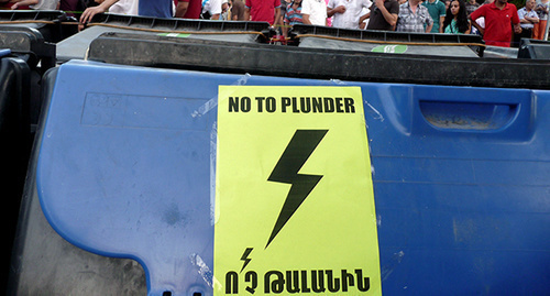 ‘No to robbery!’ banner at the protest action against hike in electricity prices in Armenia, Yerevan, July 1, 2015. Photo by Armine Martirosyan for the ‘Caucasian Knot’. 