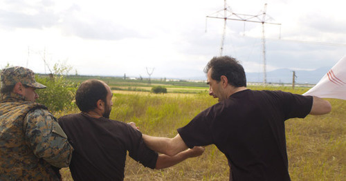 The detention of the members of the NGO "Free Zone" on Georgian-South-Ossetian border. July 17, 2015. Photo by Beslan Kmuzov for the "Caucasian Knot"