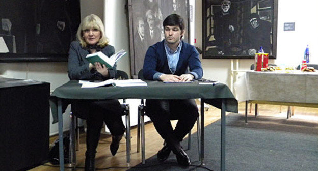 Commemoration of victims during 1944 deportation of Chechens and Ingushes. Ceremony masters Marem Yandieva and Ibragim Costoev. Moscow, GULAG History Museum, February 23, 2010. Photo by the "Caucasian Knot"