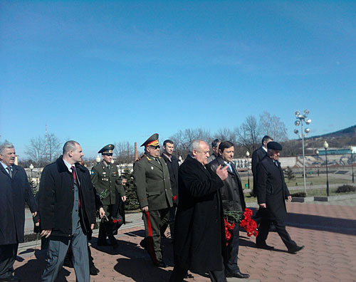 Taimuraz Mamsurov (with flowers, in a coat) and Alexander Khloponin (on his left), Plenipotentiary of the new North-Caucasian Federal District (NCFD). February 23, 2010. Photo by the "Caucasian Knot"