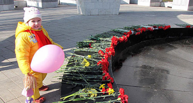 In the morning on February 23 at Eternal Flame in the Karl Marx Square in Rostov-on-Don. Photo by the "Caucasian Knot"