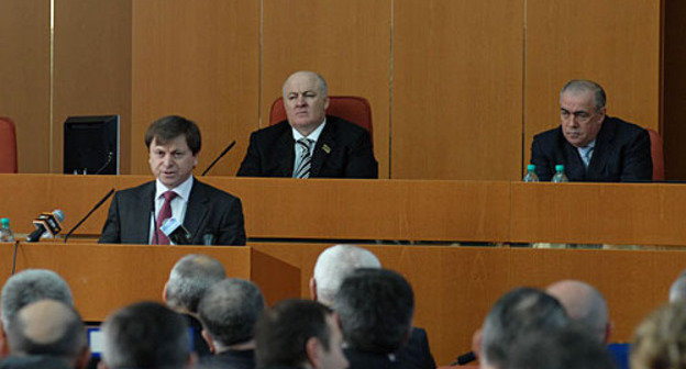 New Prime Minister of Dagestan Magomed Abdulaev (at the mike) presenting his programme. Makhachkala, February 25, 2010. Photo by Magomed Khazamov 