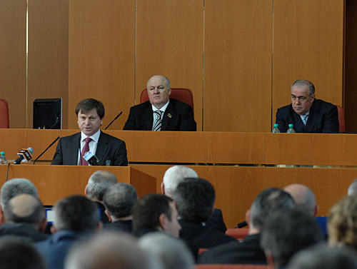 New Prime Minister of Dagestan Magomed Abdulaev (at the mike) presenting his programme. Makhachkala, February 25, 2010. Photo by Magomed Khazamov 