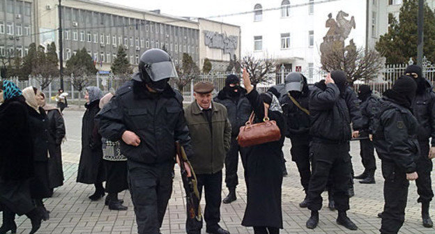 Law enforcers of Dagestan busy dispersing a rally held by relatives of the suspects accused of murdering Adilgerei Magomedtagirov, head of local MIA. Makhachkala, March 2, 2010. Photo by the "Caucasian Knot"