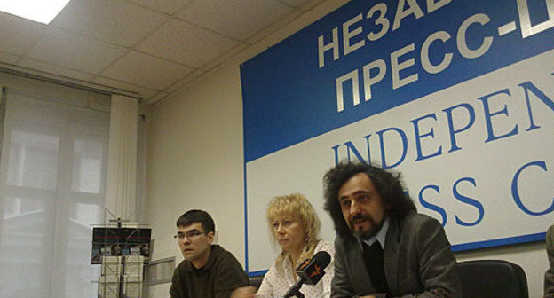 Press conference "Fighting counterfeits or fighting human rights defenders? Krasnodar case. Persecuting of Anastasia Denisova". From left to right: Dmitri Makarov, coordinator of the team of the Youth Human Rights Movement in Defence of Human Rights Activists and project coordinator of the Moscow Helsinki Group, Marina Dubrovina, Anastasia Denisova's advocate, and Alexander Verkhovskiy, Director of the SOVA Information-Analytical Centre and a member of the Public Board at the MIA of the Russian Federation. Moscow, March 2, 2010. Photo by the "Caucasian Knot"