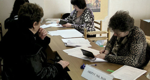 Early voting at election of City Assembly. Casting ballots at the Sochi Central Territorial Electoral Commission. Members of the Commission register voters and issue ballot papers. February 26, 2010. Photo by the "Caucasian Knot"