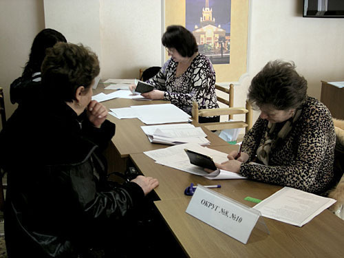 Early voting at election of City Assembly. Casting ballots at the Sochi Central Territorial Electoral Commission. Members of the Commission register voters and issue ballot papers. February 26, 2010. Photo by the "Caucasian Knot"