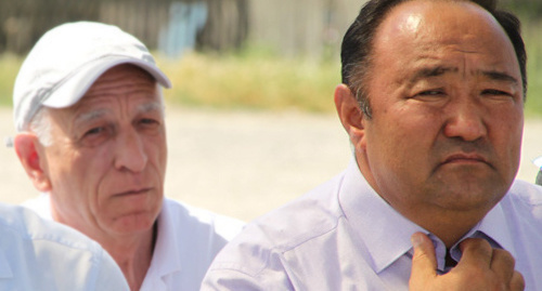 Kazmagomed Yanbulatov, the head of the Nogai District, at the III Congress of Nogai People (to the right). Dagestan, the village of Terekli-Mekteb of the Nogai District. Photo by the "Caucasian Knot"