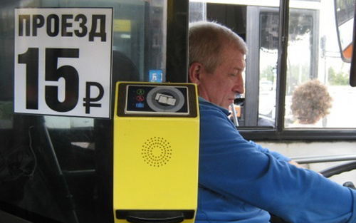 A plate in the bus inidcating the fare of 15 roubles. Photo: http://gorod48.ru/pda/news/339305/