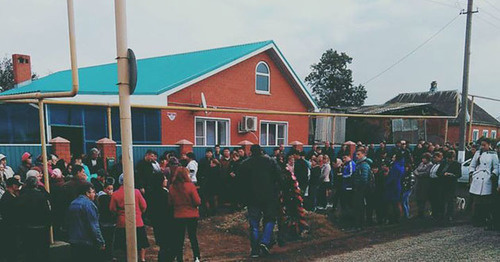 Residents of Grechanaya Balka village pay final tribute to Vadim Kostenko, who perished in Syria, Krasnodar Region, October 28, 2015. Photo: Eugeny Titov.