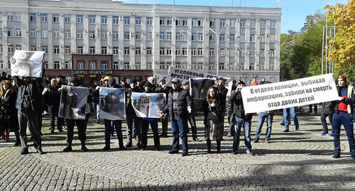 The protesters in front of the Palace of Justice in Vladikavkaz. November 2, 2015. Photo by Emma Marzoeva for the "Caucasian Knot"