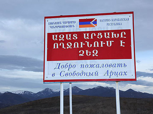 Stand at the entrance to Nagorno-Karabakh with inscription "Welcome to Free Artsakh". Photo by http://ru.wikipedia.org 