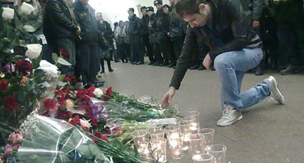 Moscow, flowers at Lubyanka metro station, evening March 29, 2010. Photo by the "Caucasian Knot"