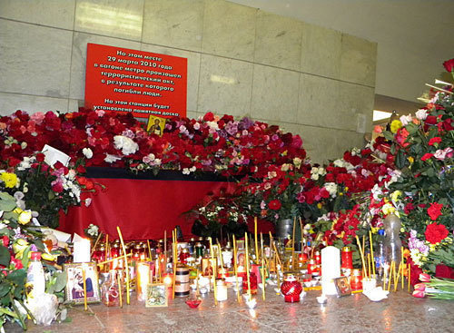 Moscow, flowers at Lubyanka metro station, evening March 30, 2010. Photo by the "Caucasian Knot"