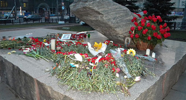 Flowers at the Solovetsky stone, Lubyanka Square, Moscow, April 6, 2010. Photo by the "Caucasian Knot"