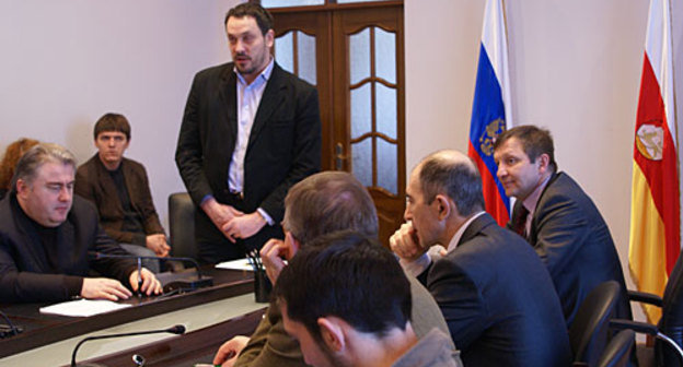 Vladikavkaz, Maxim Shevchenko (on the left, standing), a member of Russian Public Chamber, meets journalists of North Ossetia under Project "Peace to the Caucasus". March 21, 2010. Photo by Vladimir Mukagov 