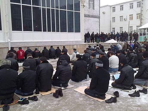 Dagestan, winter prayer at the central mosque of Makhachkala. Photo by the "Caucasian Knot"