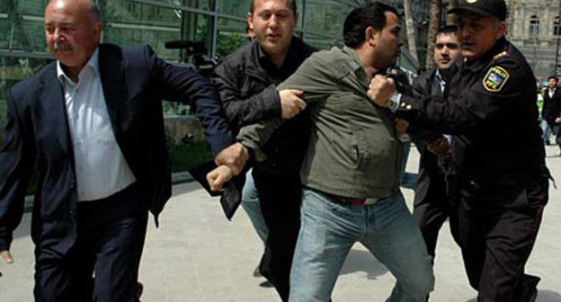 Dispersal of non-sanctioned picket of the "Freedom" Block in front of the Icheri-Shekher metro station near Baku Mayor's Office, April 26, 2010. Photo by the "Caucasian Knot"