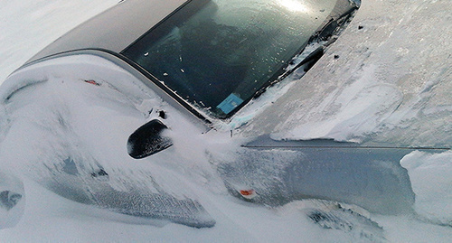 Car in snow captivity. Photo: © Sputnik/ Artur Gutman, http://sputnik.co.am/armenia/20160105/1574448.html