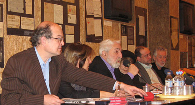 Museum and public center named after Andrei Sakharov, prize "For Journalism as a Deed". Jury (left to right): Yuri Samodurov, Director of Sakharov Center; Pilar Bonet, "El Pais" newspaper correspondent; Alexei Simonov, President of Glasnost Protection Foundation, chairman of prize jury; Elvira Goriukhina ("Novaya Gazeta"); Alexei Pankin, chief editor of magazine "Strategiya I Practica Izdatelskogo Biznesa. Ifra-GIPP Magazin"; Peter Vins, prize founder. Moscow, December 2007. Photo by the "Caucasian Knot"