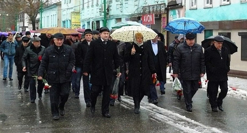 The participants of the rally. Photo: http://flnka.ru/novosti/11982-bolee-500-zhiteley-kizlyara-proveli-miting-v-godovschinu-vooruzhennogo-napadeniya-na-gorod-otryada-radueva.html