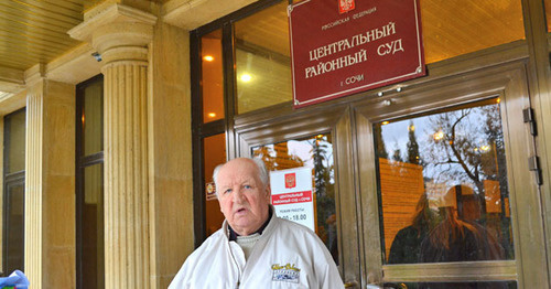 Vadim Urkunov near the Central District Court of Sochi. Photo by Svetlana Kravchenko for the "Caucasian Knot"