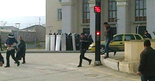 Clashes between policemen and participants of protest actions against rising prices and unemployment. Siyazan, January 13, 2016. Photo http://comments.az/topic/stolknoveniya-v-siyazani-zaderzhany-20-chel/