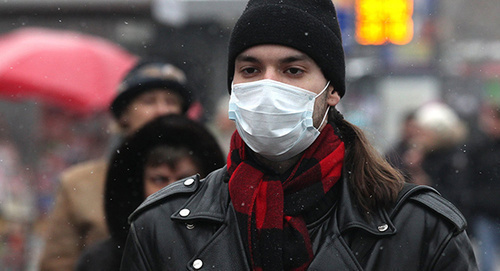 A young man in a surgical mask. Photo: Sputnik/ Yevgeny Biyatov, http://sputnik-georgia.ru/society/20160127/229923227.html